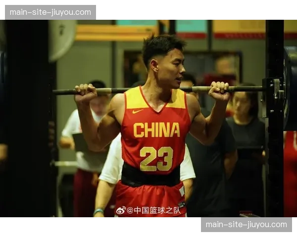 上海男篮阵容齐整再战广东 李添荣复出增强外线攻防实力 上海男篮阵容齐整再战广东 李添荣复出增强外线攻防实力